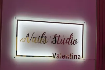 Cartel iluminado de Nails Studio Valentina.