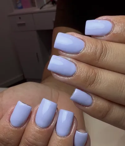 Manicura cuadrada en color lila.